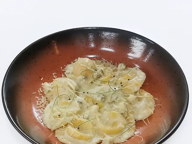 Равіолі з моцарелою та соусом Дор Блю