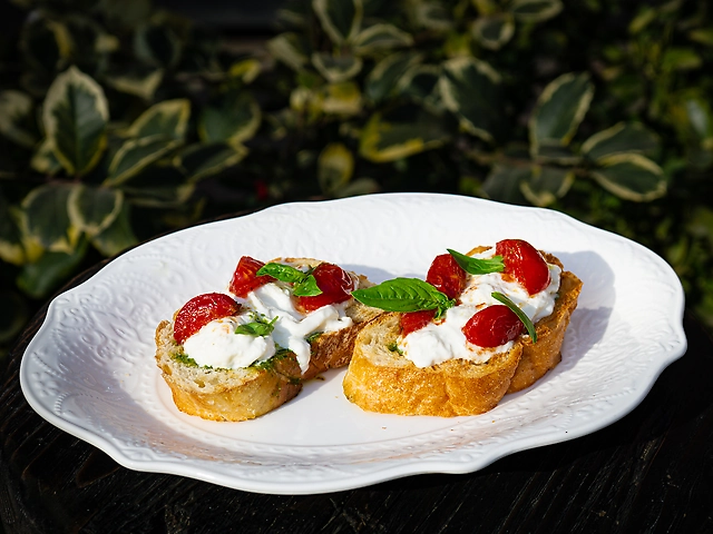 Брускети з помідорами та страчетелою