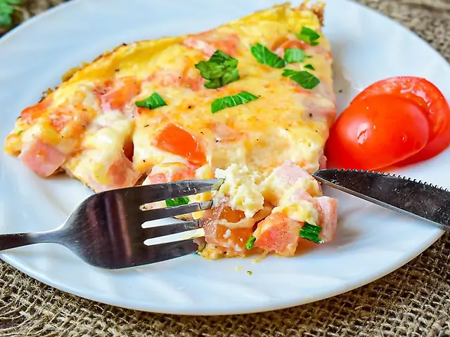 Омлет із сиром та ковбасками (шинкою)