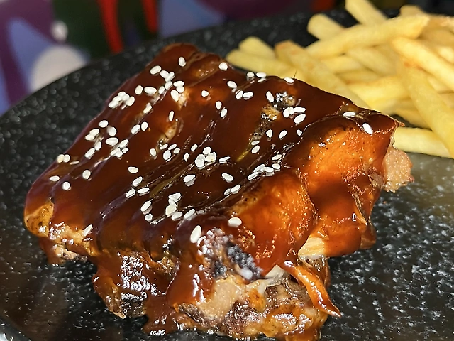 Запечені свинячі ребра із соусом BBQ та картоплею фрі 300/100