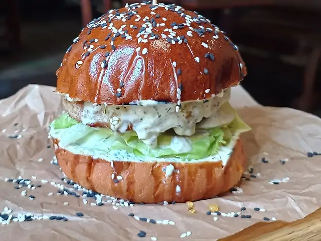 Blue Cheese Flow бургер з грушею та соусом блючіз