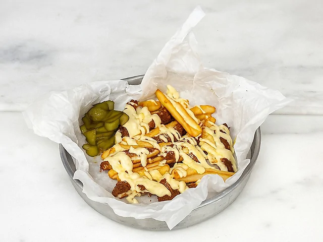 Crispy chicken with potatoes in cheese sauce