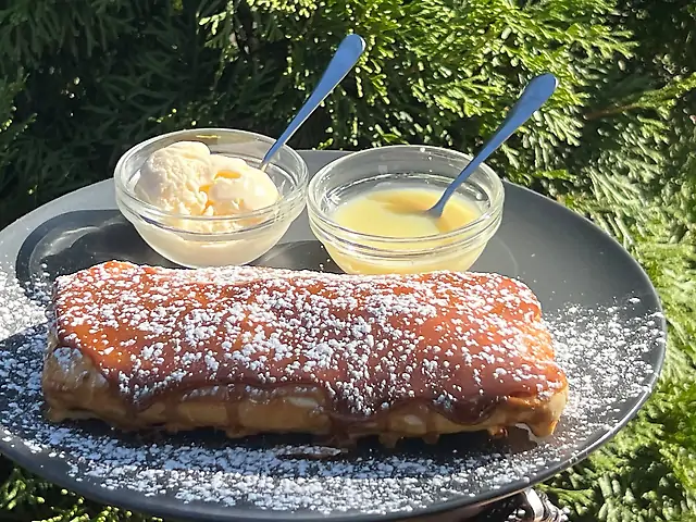 Штрудель з яблуками, вишнею та морозивом