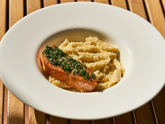 Паста з лососем у вершковому соусі