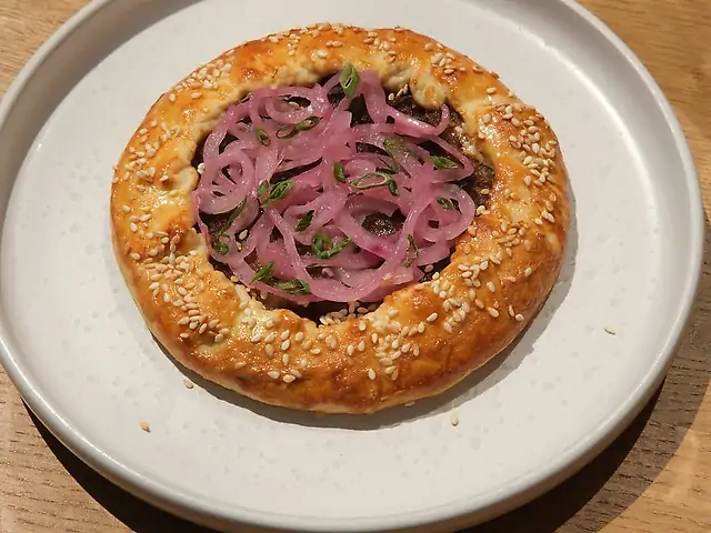 З пряною телятиною та маринованою цибулею