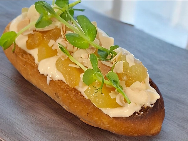 Bruschetta modern: с кремом из горгонзолы и лимонными яблоками