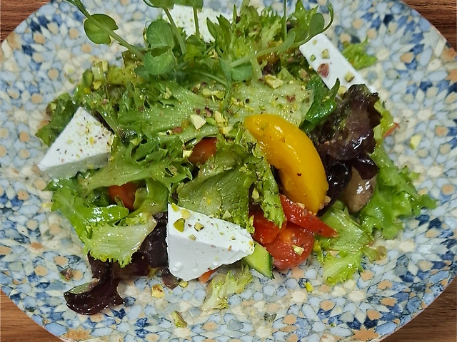 Салат с персиком и сыром фета