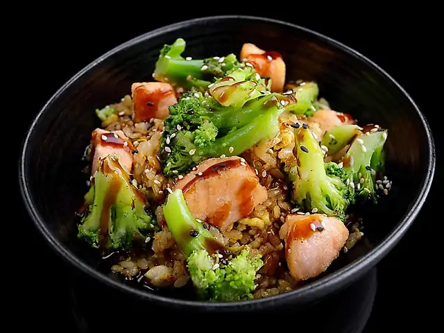 Rice with salmon and broccoli