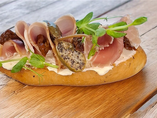 Bruschetta modern: с прошутто и маринованным перцем