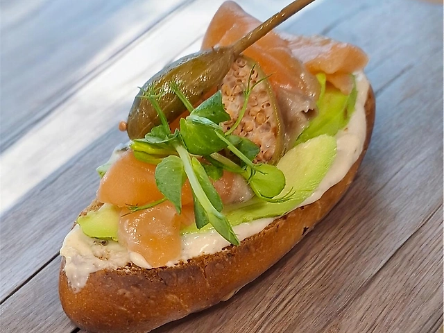 Bruschetta modern: с малосольным лососем, авокадо и цитрусовым кремом