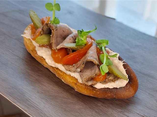 Bruschetta modern: с ростбифом и соусом vitello tonnato