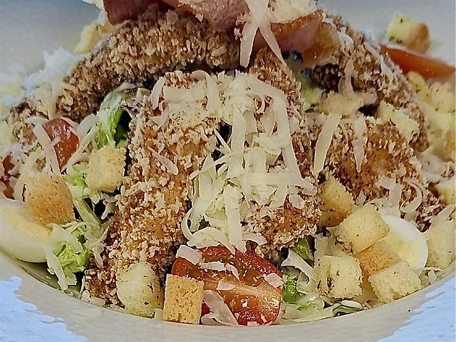 Цезарь с хрустящей курицей и беконом