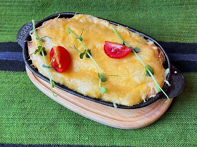 Млинці з мʼясом під сиром