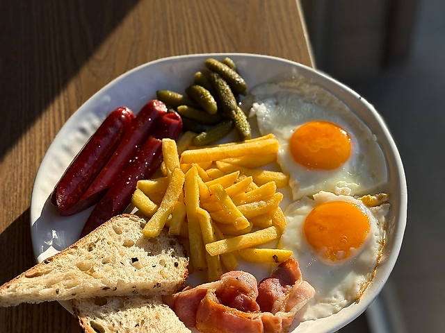Сніданок з сосисками та фрі