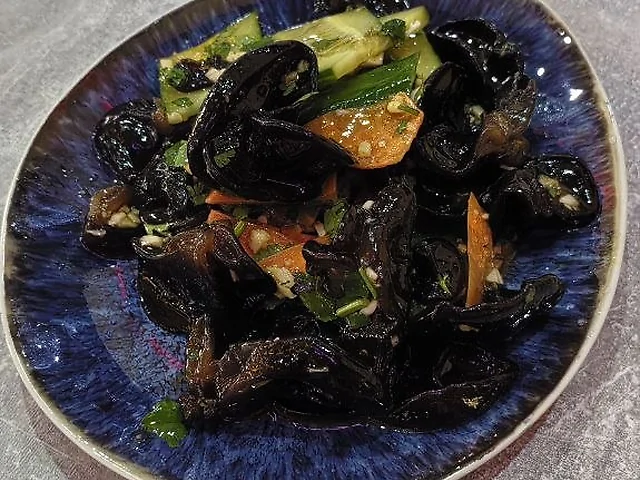 Салат з деревних грибів