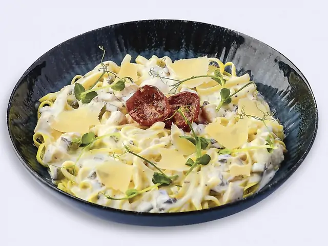Лінгвіні з куркою і грибами