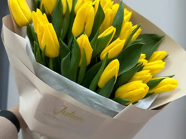 25 жовтих тюльпанів
