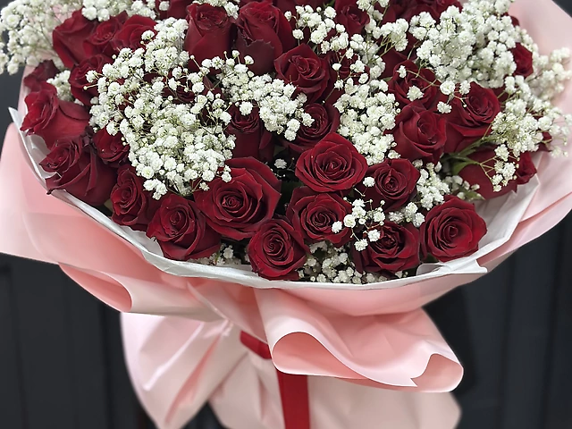 51 червона троянда з гіпсофілою