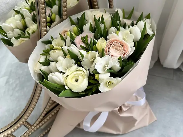 Білі тюльпани з фрезією
