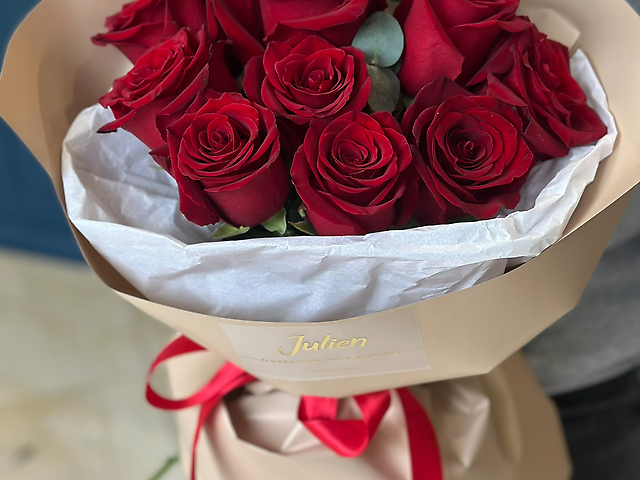 9 троянд червоних