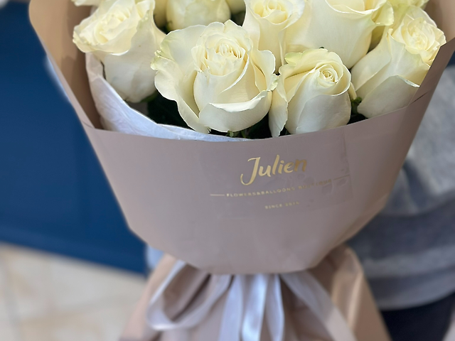 11 білих троянд