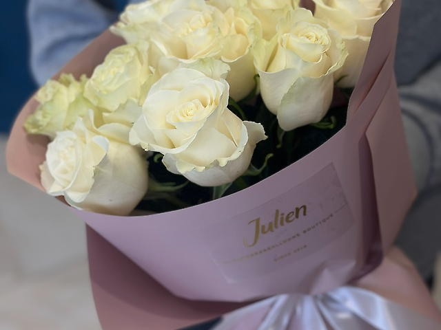 9 білих троянд