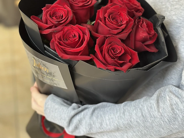 7 червоних троянд