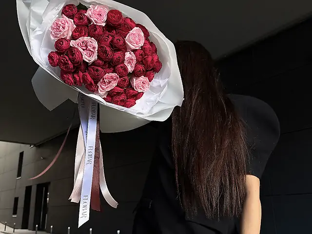 Букет з кущової троянди Черрі та парфумованої троянди Pink Ohara