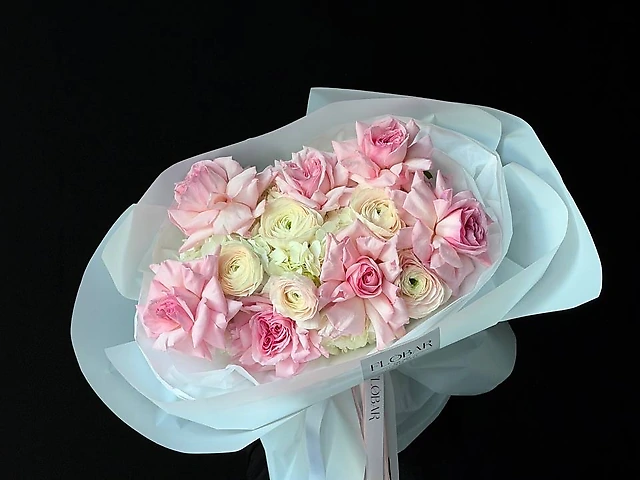 Букет з білої гортензії , французької парфумованої троянди та ранункулюсу