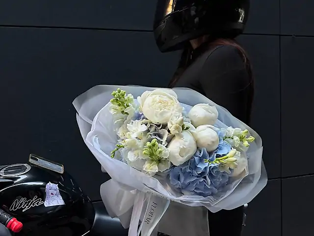 Букет з гортензій, півоній та фрезій