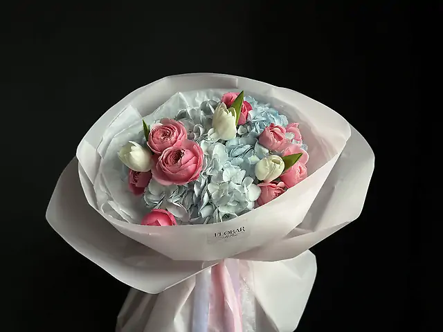 Букет з гортензій, кущової троянди Silva Pink та тюльпанів