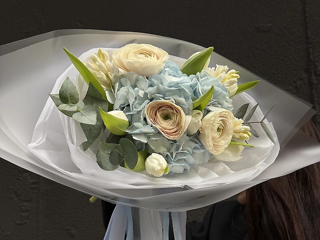 Букет з гортензії, ранункулюсу, тюльпанів та евкаліпту