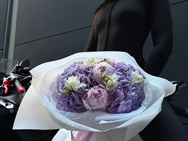 Букет з гортензій, півоній та фрезій