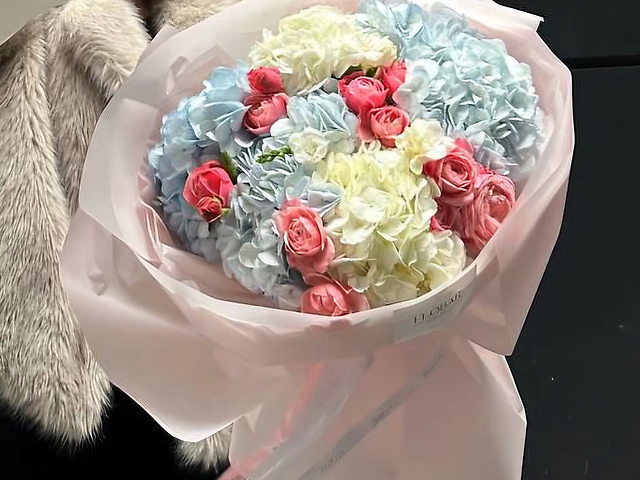 Букет з гортензій та кущової піоновидної троянди Silva Pink