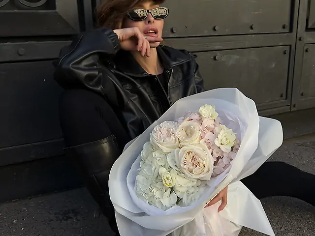 Букет з гортензіями, трояндами White Ohara та фрезіями