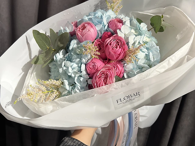 Букет з гортензій, астільби, кущової троянди Silva Pink та евкаліпту