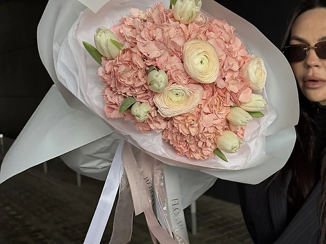 Букет з рожевих гортензій, ранункулюсів та тюльпанів