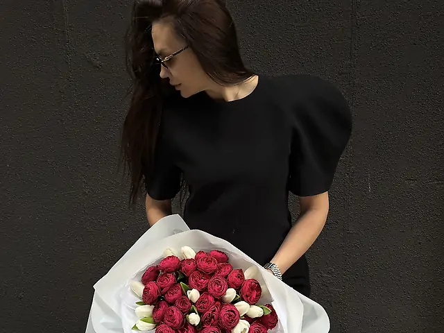 Букет з кущової троянди Черрі та білих тюльпанів