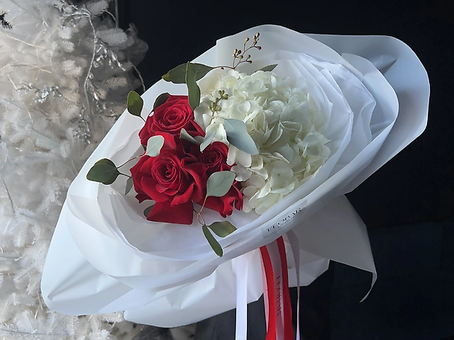 Букет з гортензії, французької троянди Fredom та евкаліпту