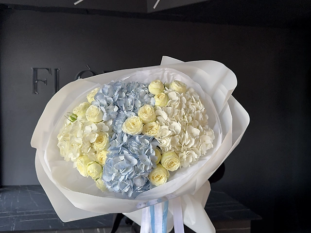 Букет з гортензій та спрей Сноу