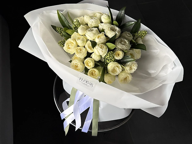 Букет з кущової троянди Сноуворд та скімії