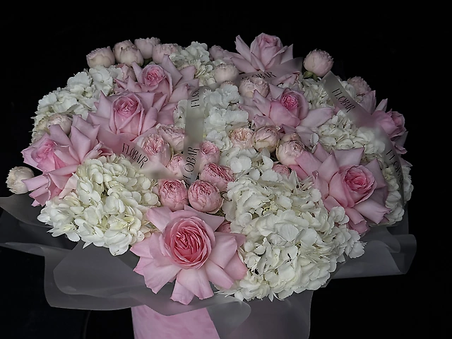 Бокс з гортензіями , парфумованою трояндою та кущовою трояндою мадам бомбастік