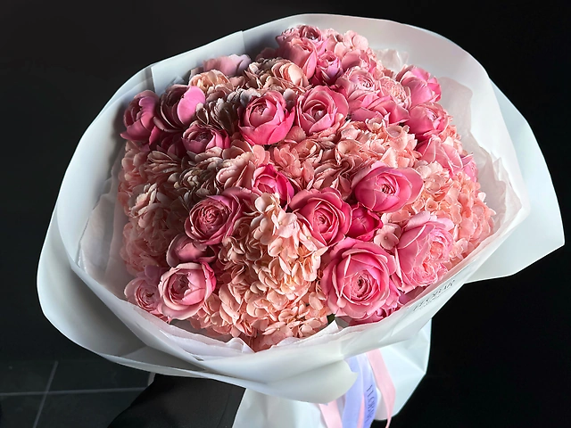 Букет з гортензій та кущової піоновидної троянди Silva Pink