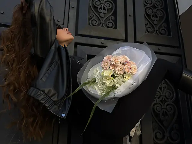 Букет з гортензії, кущової троянди Trendsetter та фрезій