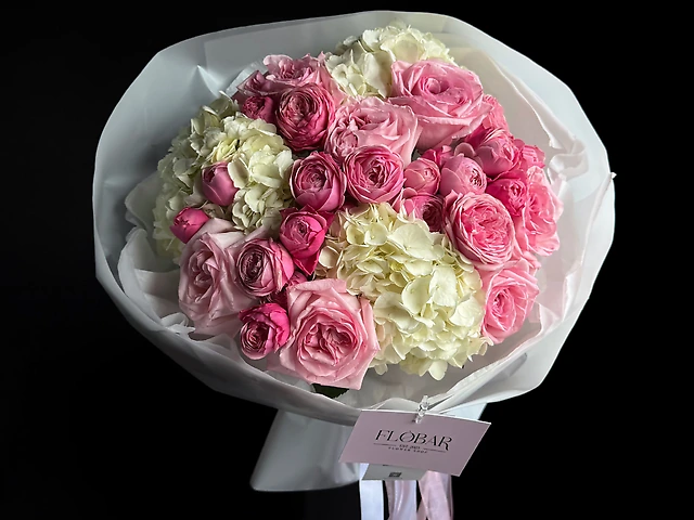 Букет з гортензій, парфумованої троянди Pink Ohara та кущової піоновидної троянди Silva Pink