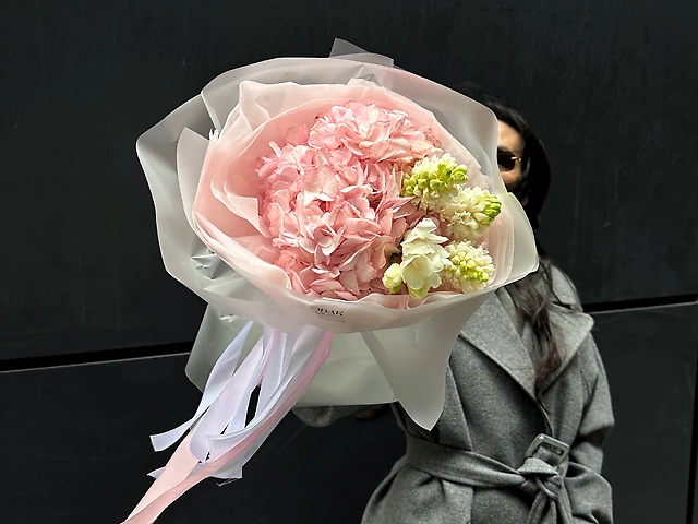 Букет з гортензії, гіацинту та фрезії