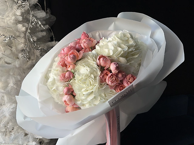 Букет з білих гортензій та кущової троянди Джульєтта