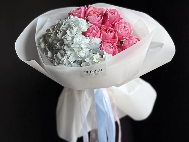 Букет з гортензій та кущової піоновидної троянди Silva Pink