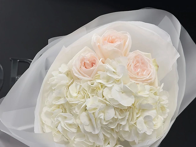 Букет з білої гортензії та троянди White Ohara