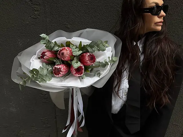 Букет з протеями та евкаліптом